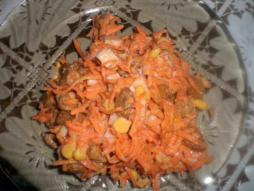 Салат с корейской морковью и курицей и кукурузой и сухариками