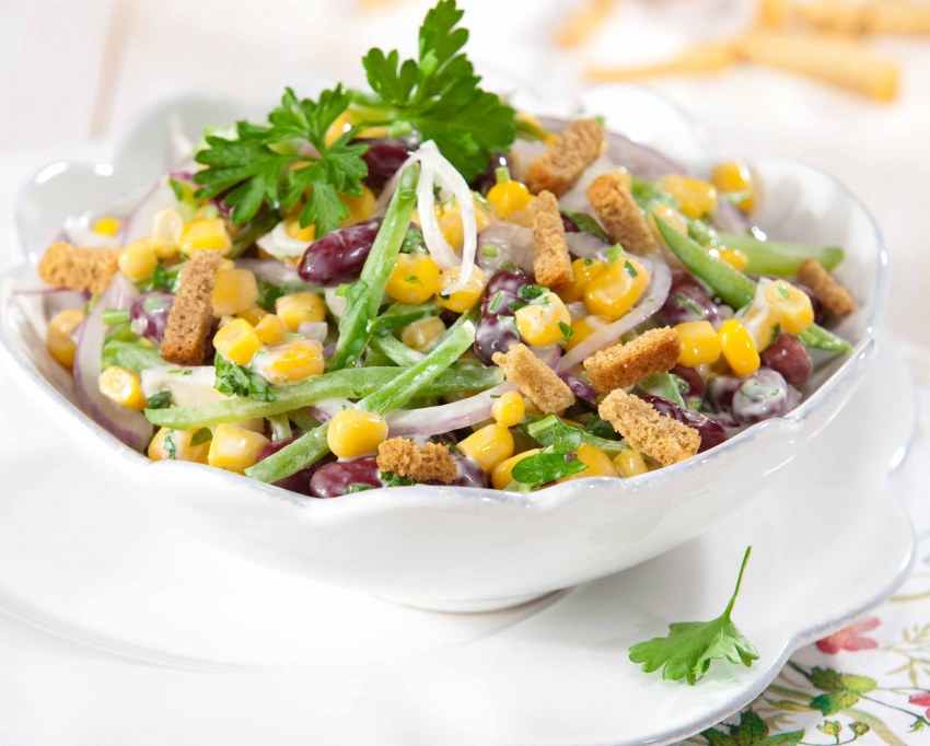 Салат кукуруза фасоль кириешки