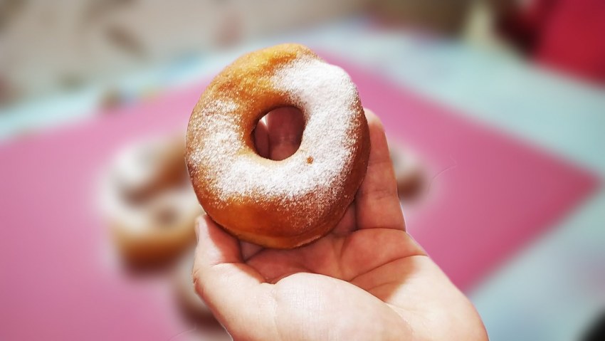 Пончик с вишенкой