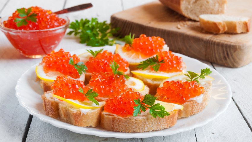 Бутерброды с яйцом и щучьей икры