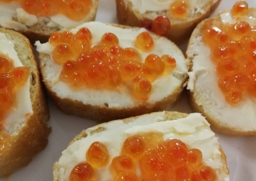 Бутерброд с красной икрой и маслом