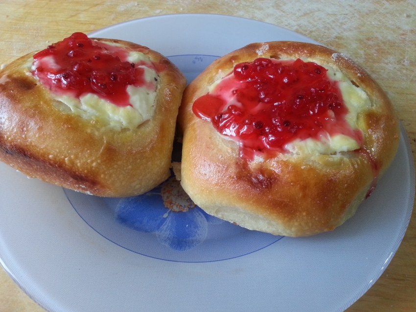 Булочка с вишней