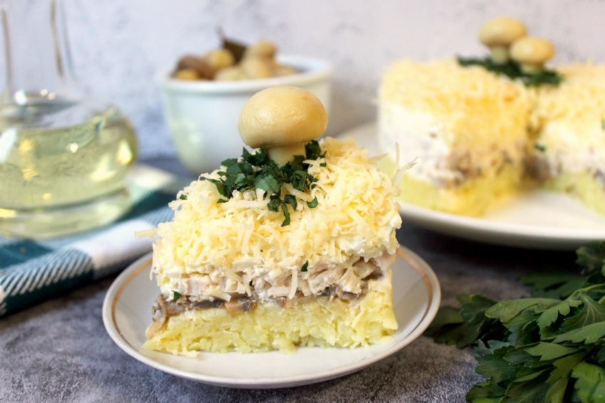 Салат слоёный с курицей и шампиньонами и сыром