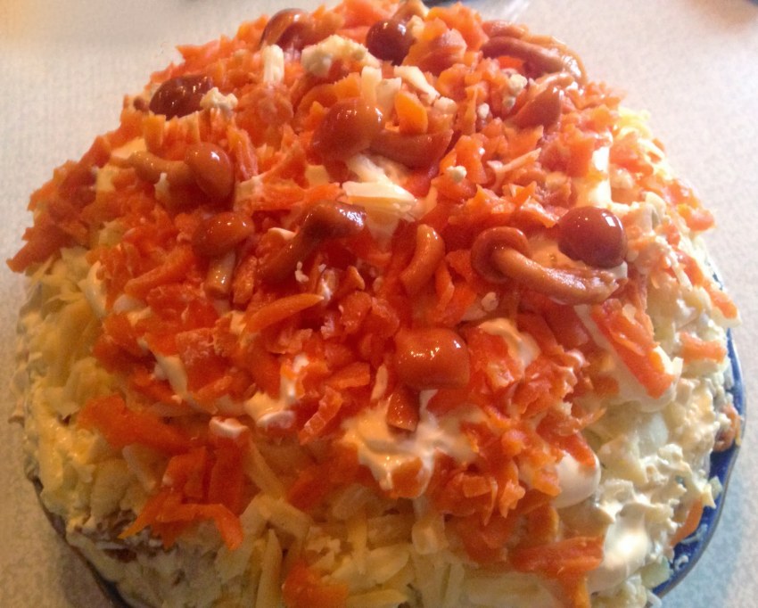Салат Лисья шубка с грибами курицей и сыром