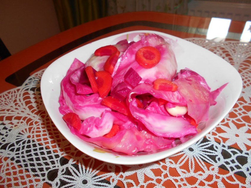Квашеная капуста кусками со свеклой