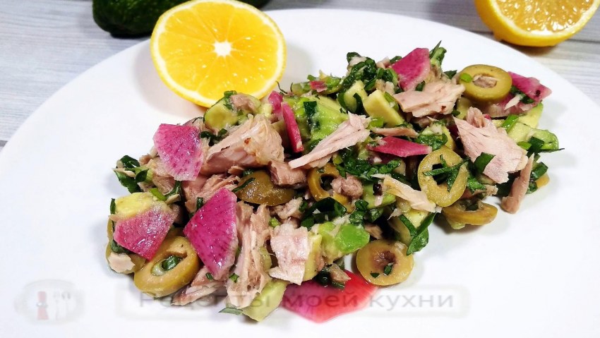 Салат с тунцом и оливками