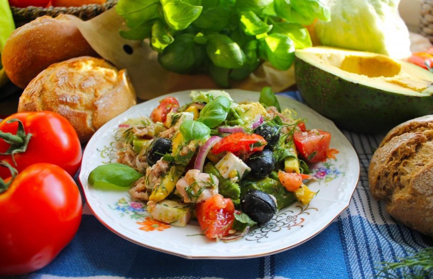 Салат с тунцом помидорами черри и маслинами