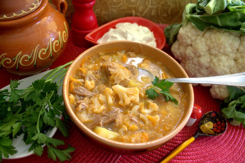 Щи квашеной капусты с тушенкой