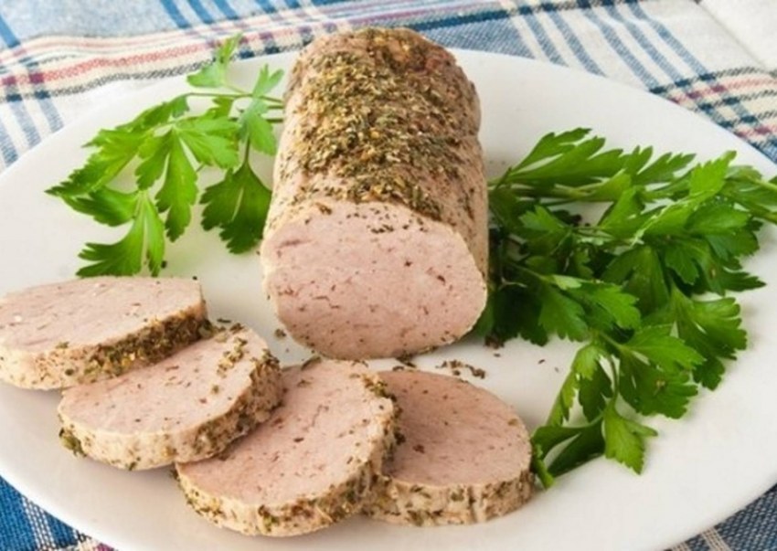 Домашняя колбаса из курицы в бутылке со свекольным соком