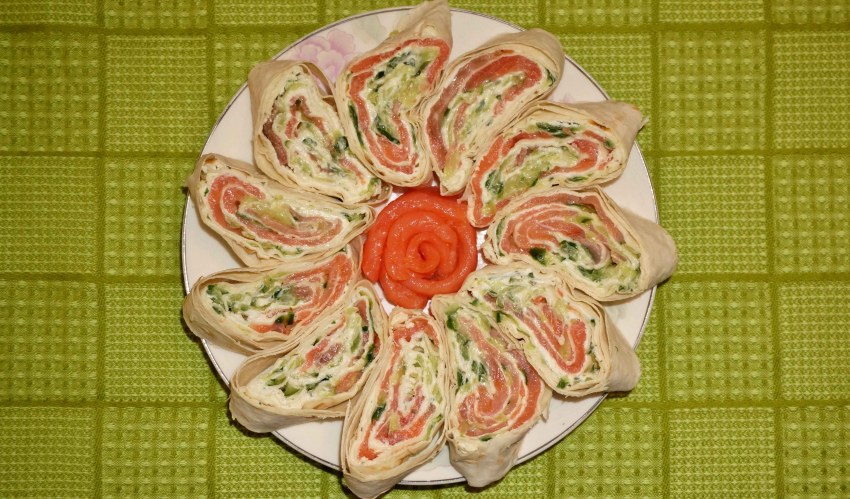 Роллы из лаваша с семгой и огурцом