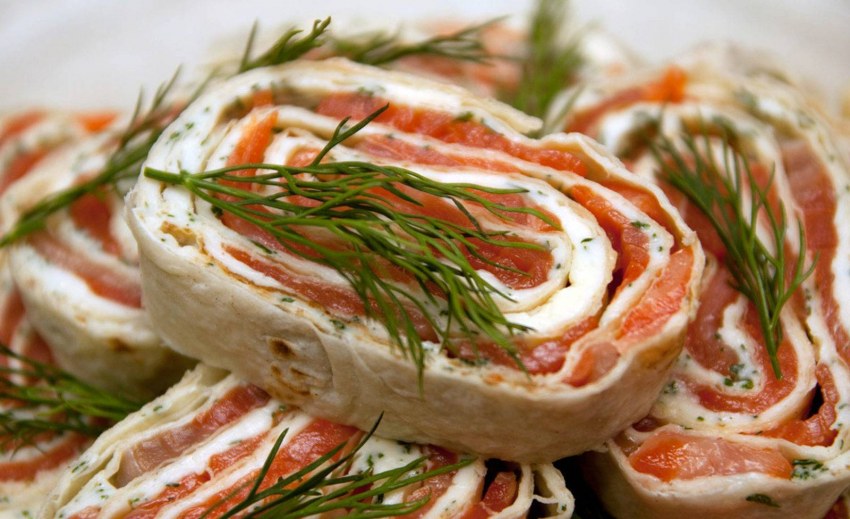 Рулет из лаваша с красной рыбой и творожным сыром