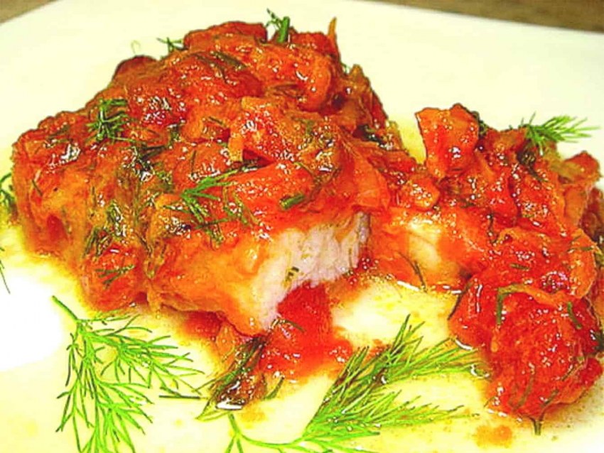 Скумбрия тушеная с овощами в томатном соусе