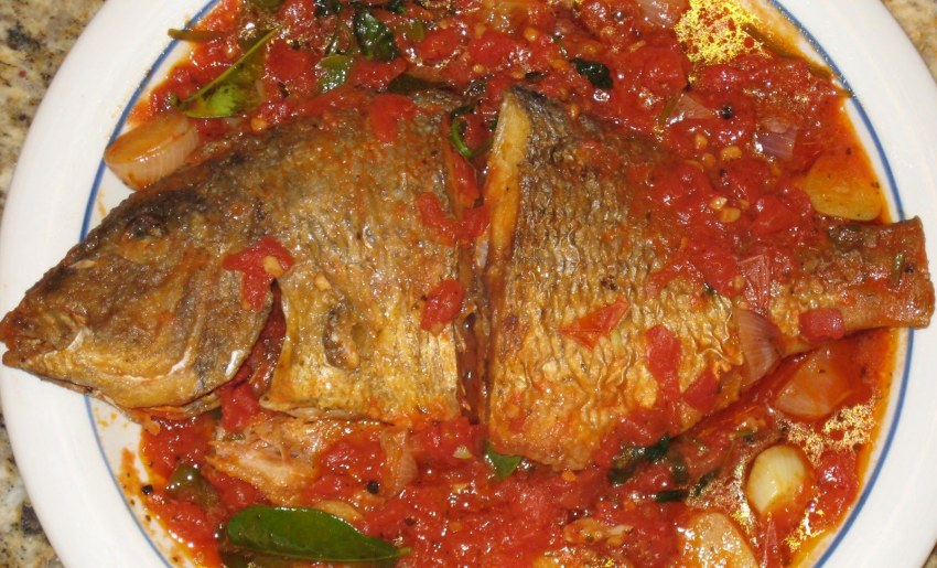 Рыба тушёная с овощами в томатном соусе