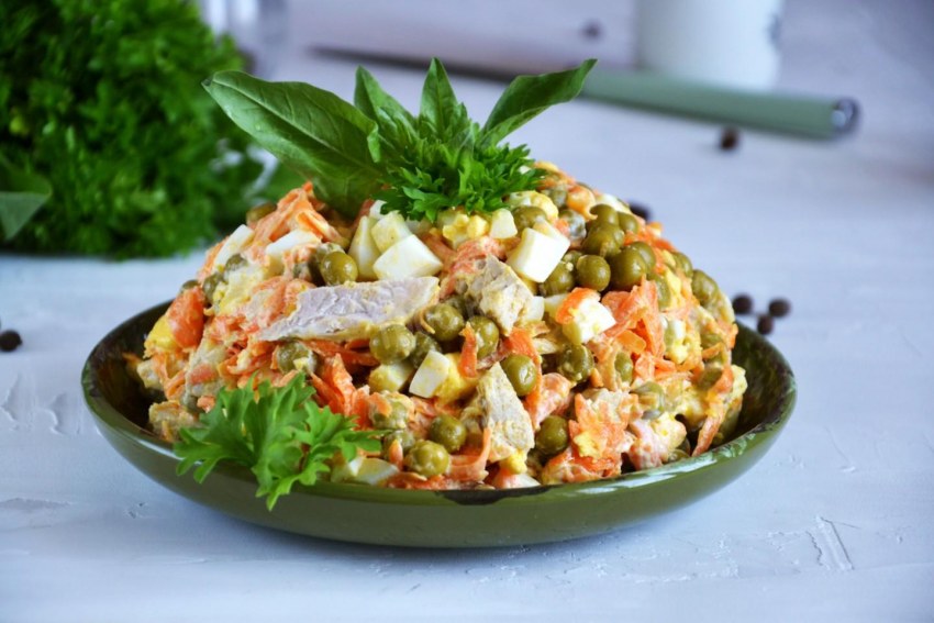 Тёплый салат с говядиной и рукколой