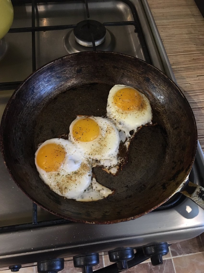 Яичница с помидорами и сыром
