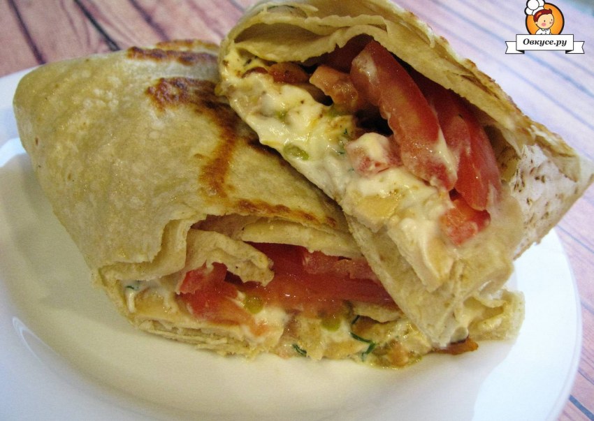 Пирожок бастелла с курицей и помидорами