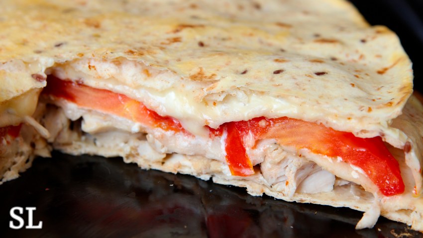 Пирог с курицей помидорами и сыром