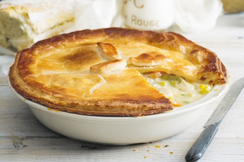 Курица запеченная с яблоками и ананасами