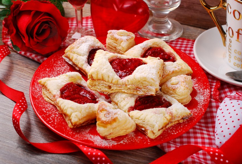 Слоеные пирожки с мясом