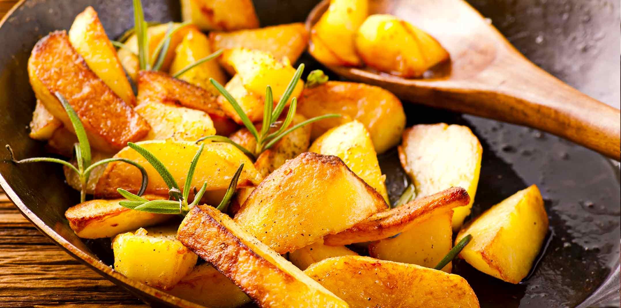 Жареная картошка на воде на сковороде. Жареный картофель. Жареная картошка. Жареная картошка на сковороде. Жареная картошка с корочкой.