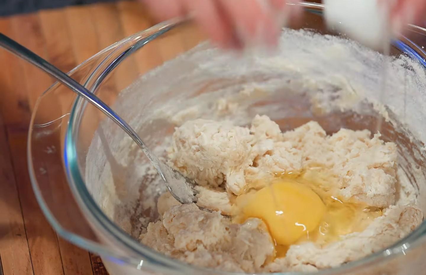 Заварное тесто для вареников без яиц. Тесто на вареники без яиц на воде. Тесто для вареников с картошкой заварное на кипятке яйцом. Заварное тесто для вареников с вишней на кипятке.