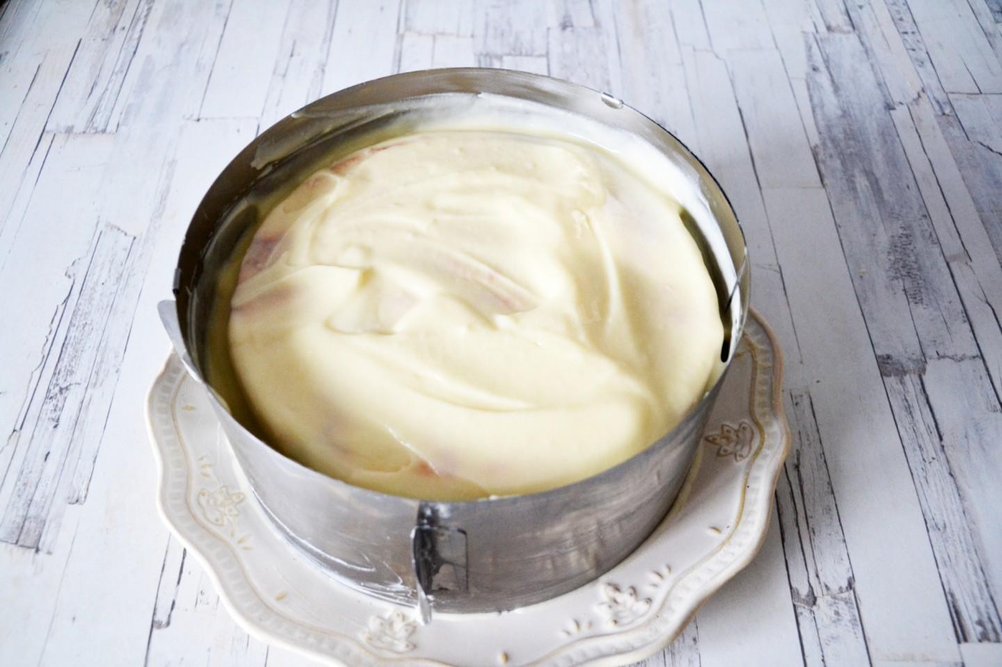 Рецепт творожного крема с маслом. Наполеон с заварным масляным кремом. Наполеон крем маскарпоне. Торт Наполеон с творожным кремом. Крем Шарлотт для торта Наполеон.