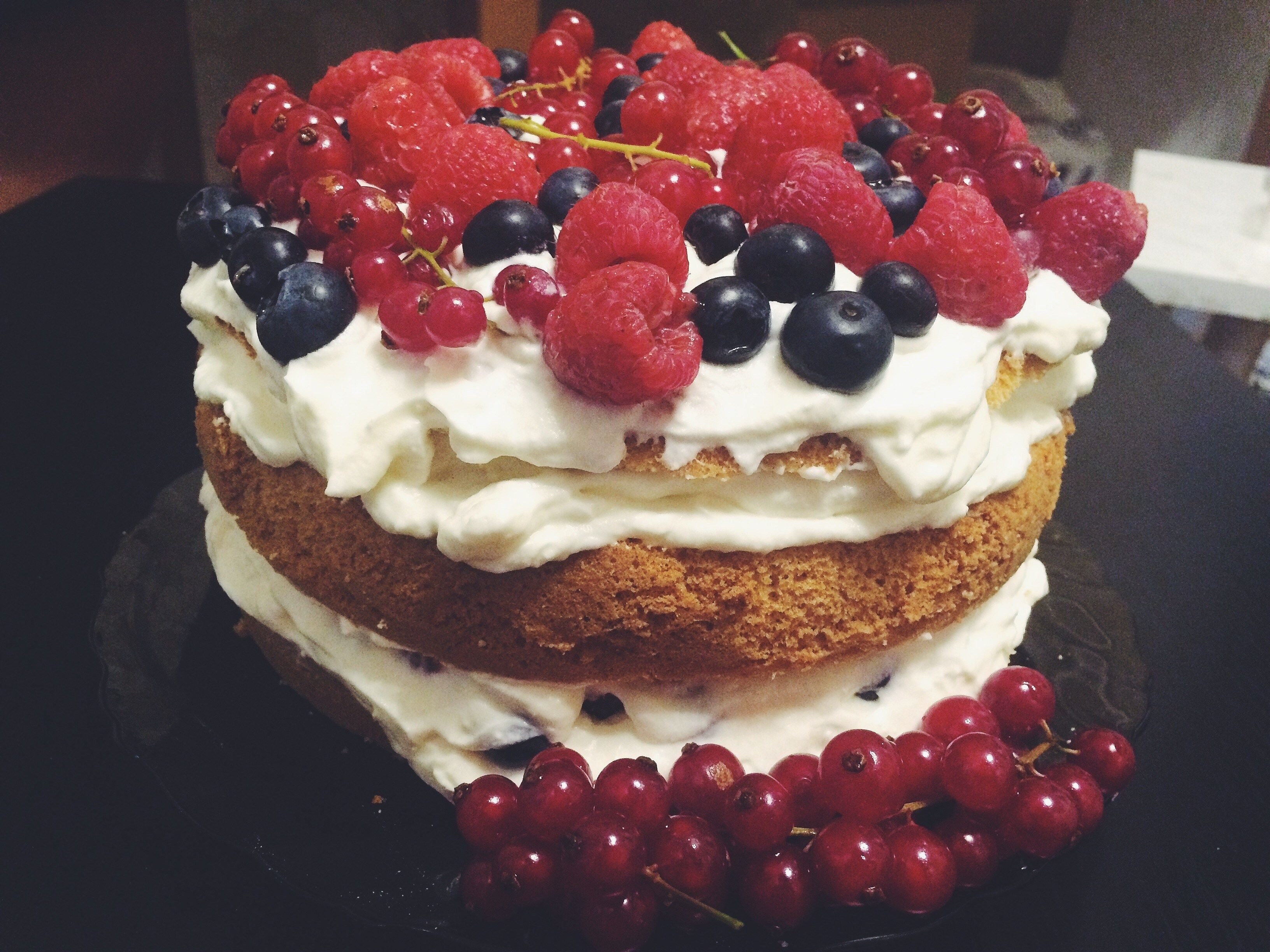 Творожный крем с фруктами. Торт с ягодами. Бисквитный торт с ягодами. Торт бисквит с ягодами. Торт с ягодами и творожным кремом.