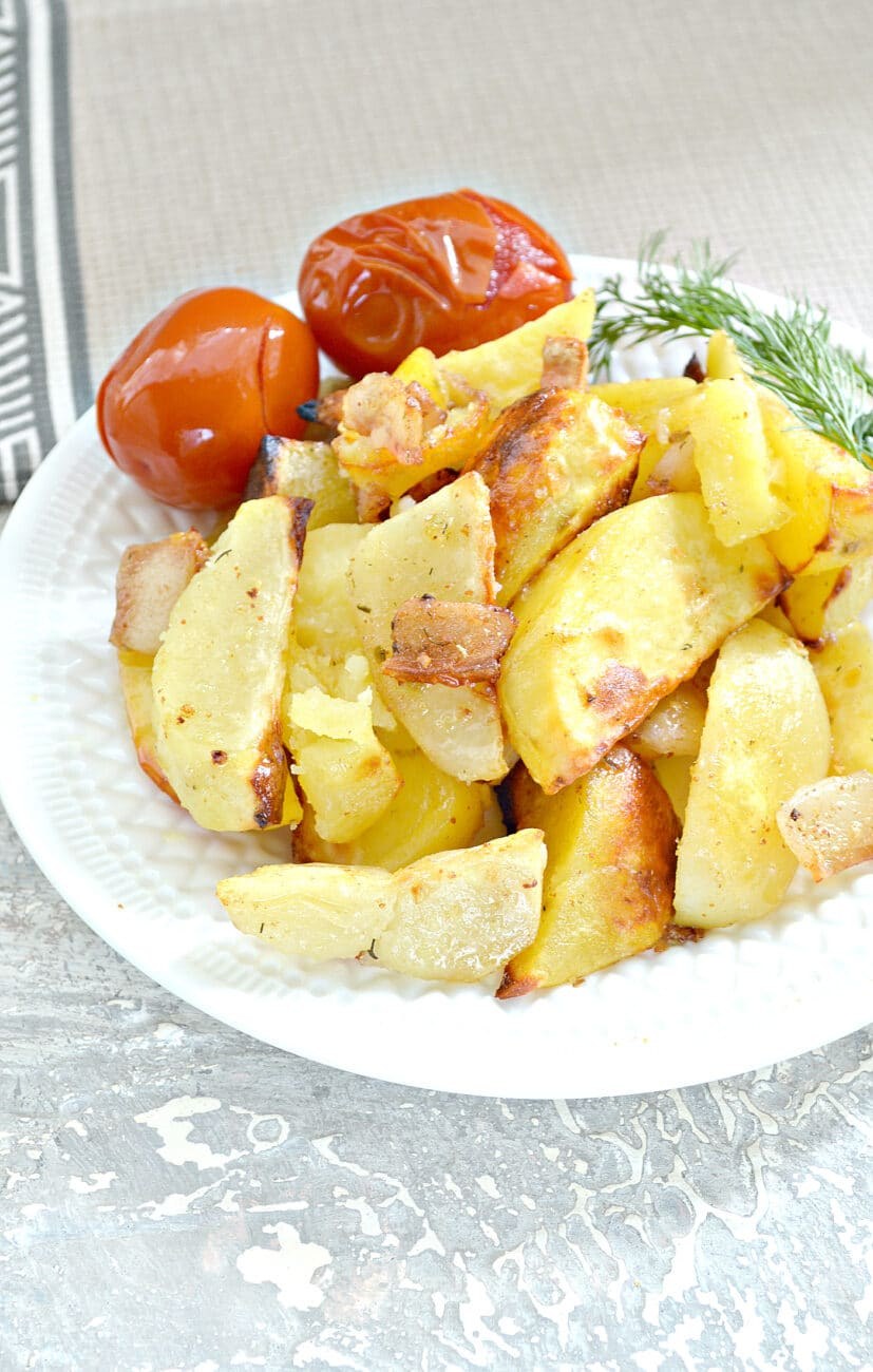 Картофель запеченный в духовке с салом в фольге