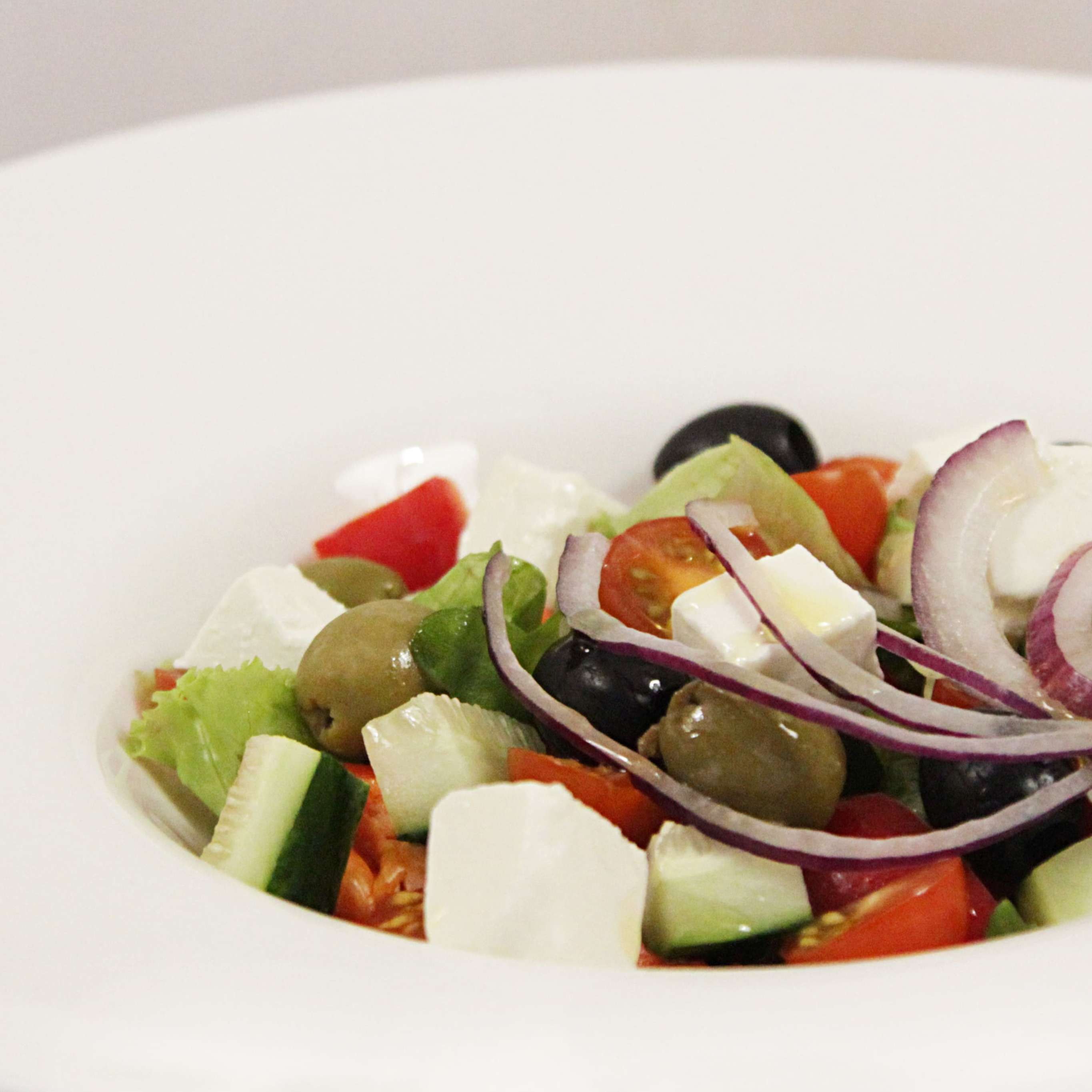 Овощной салат с сыром Фета и маслинами. Греческий салат на тарелке сбоку. Сыр Фета и маслины. Салат греческий с муссом из сыра. Заправка для салата греческий