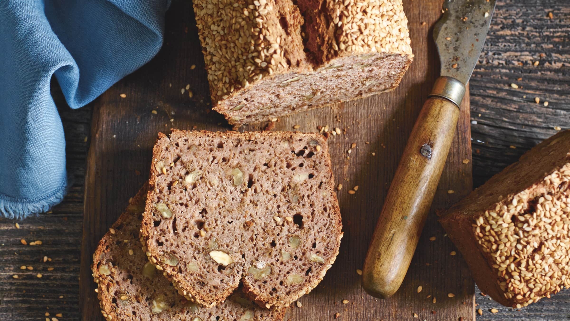 Пшенично гречневый хлеб. Гречишный хлеб. Гречневый хлеб. Хлеб из гречневой муки. Безглютеновый хлеб.
