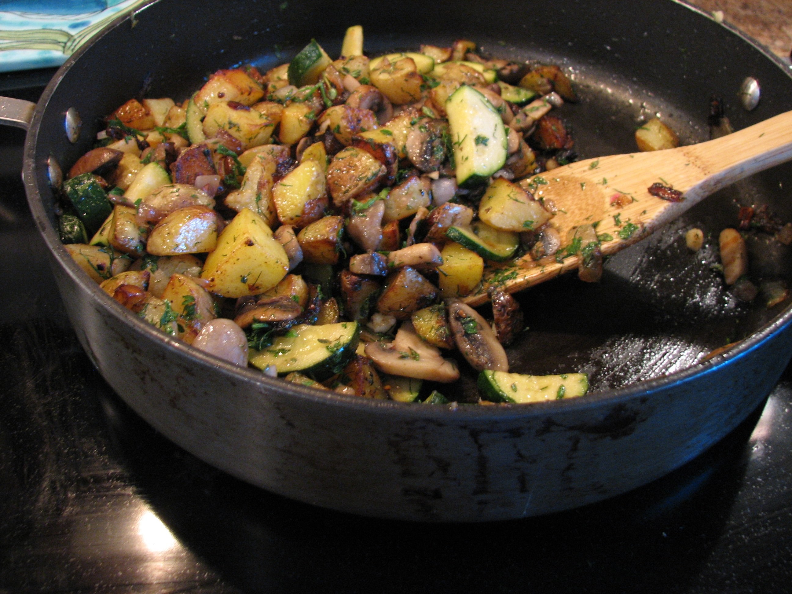 Жареная картошка на воде на сковороде. Жареная картошка с грибами. Картофель жареный с грибами. Картошка жареная с гри. Картошка с грибами на сковороде.