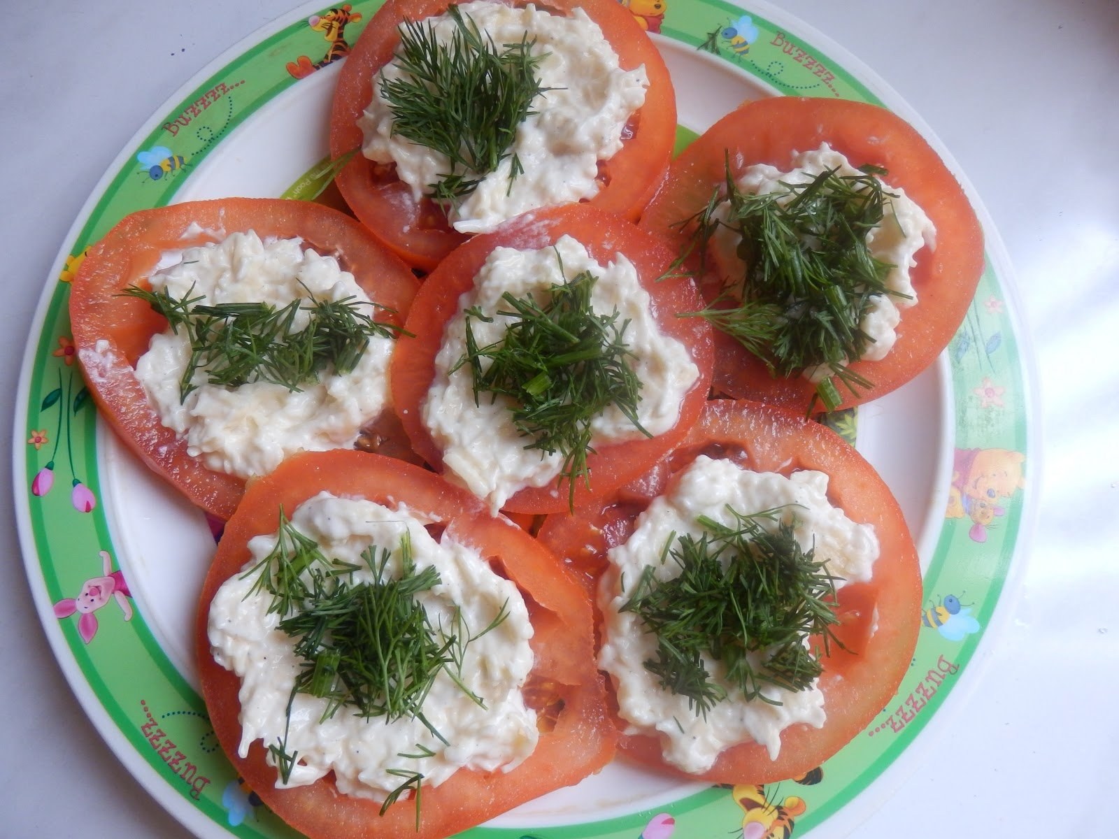 Помидоры с сыром и чесноком. Закуска с помидорами. Закуска помидоры с сыром. Закуска с чесноком. Закуска из помидоров с сыром.