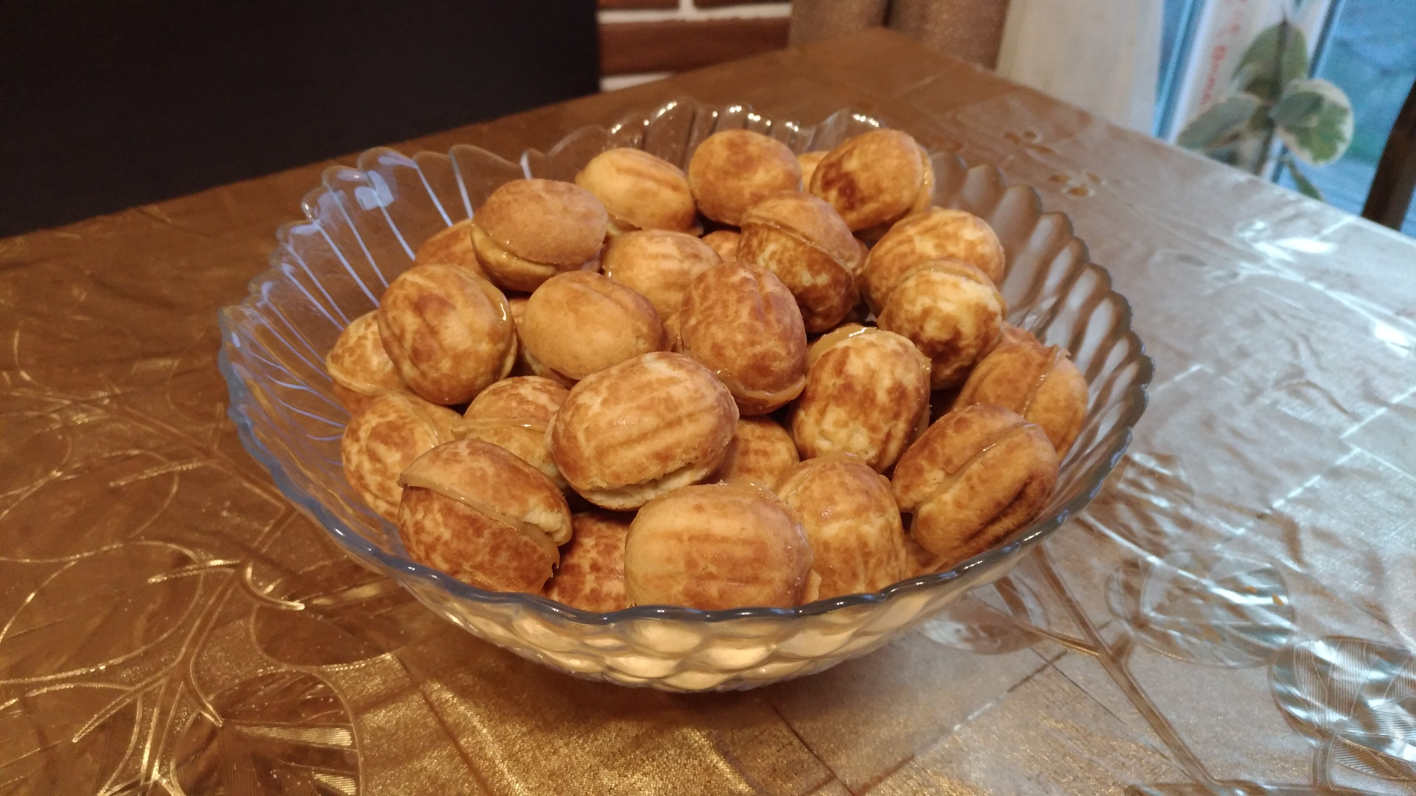 Орешки сгущенкой в орешнице. Печь для орешков. Песочное тесто для орешков со сгущенкой. Тесто для орешков со сгущенкой. Печенье грецкий орех со сгущенкой.