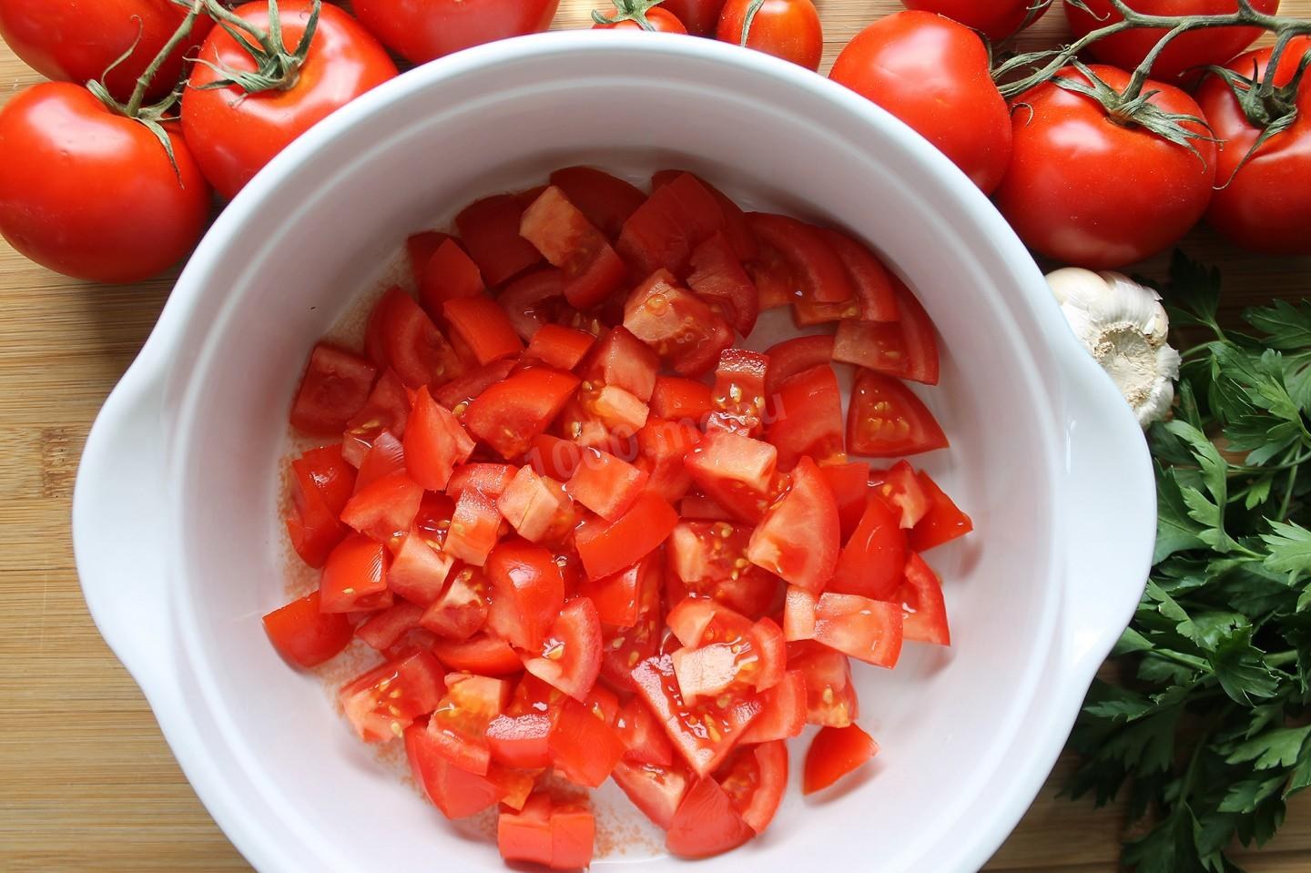 Салат из помидоров. Салат с помидорами и чесноком. Помидоры кубиками. Помидоры с сыром и чесноком.