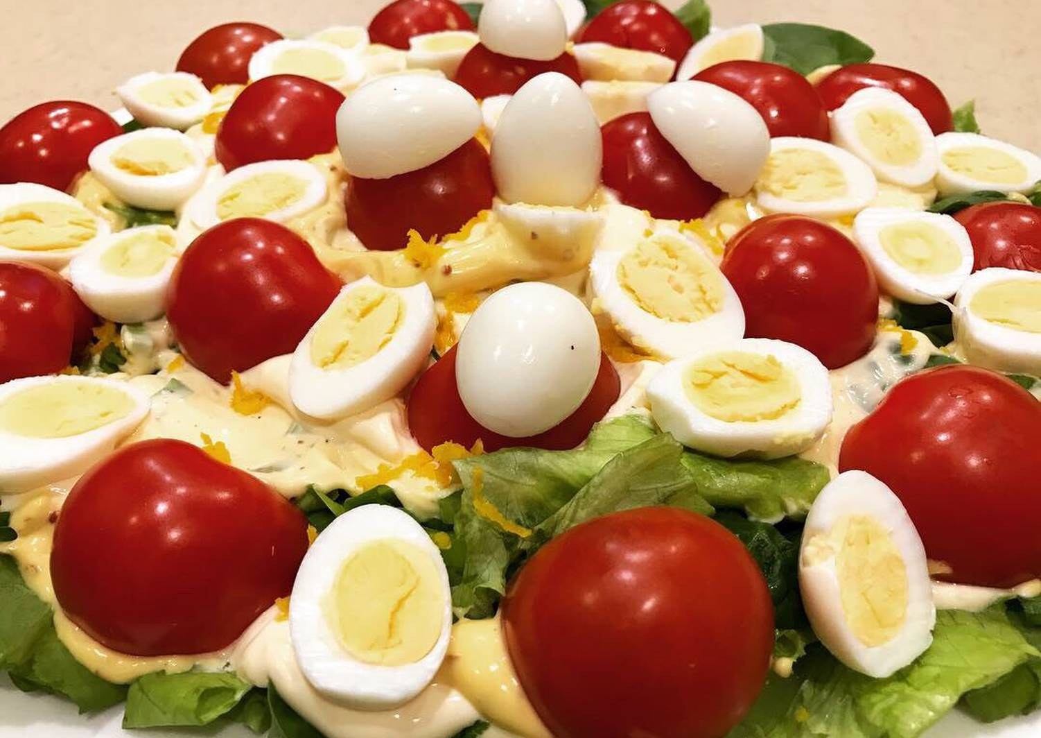 Салат где яйца. Салат с перепелиными яйцами и помидорами. Салат с черри и перепелиными яйцами. Перепелиные яйца с черри. Перепелиные яйца, черри, моцарелла.