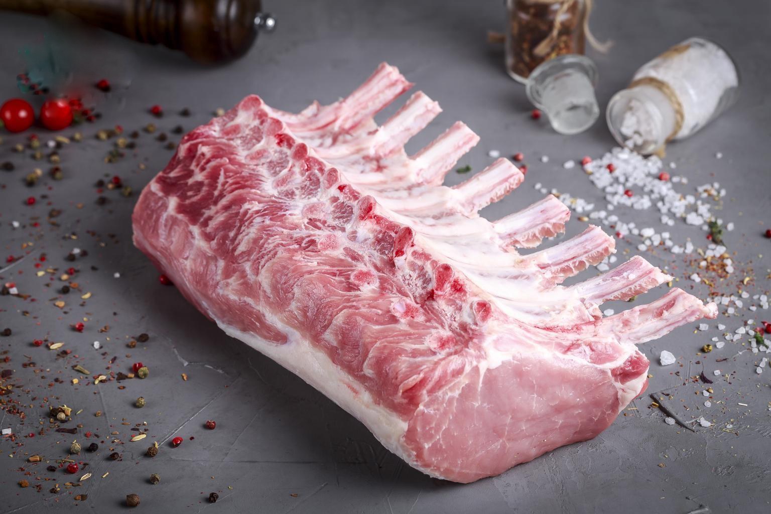Купить свиное мясо. Корейка свиная на кости. Мясо свинина корейка. Корейка свиная 1 кг. Корейка свиная без кости.
