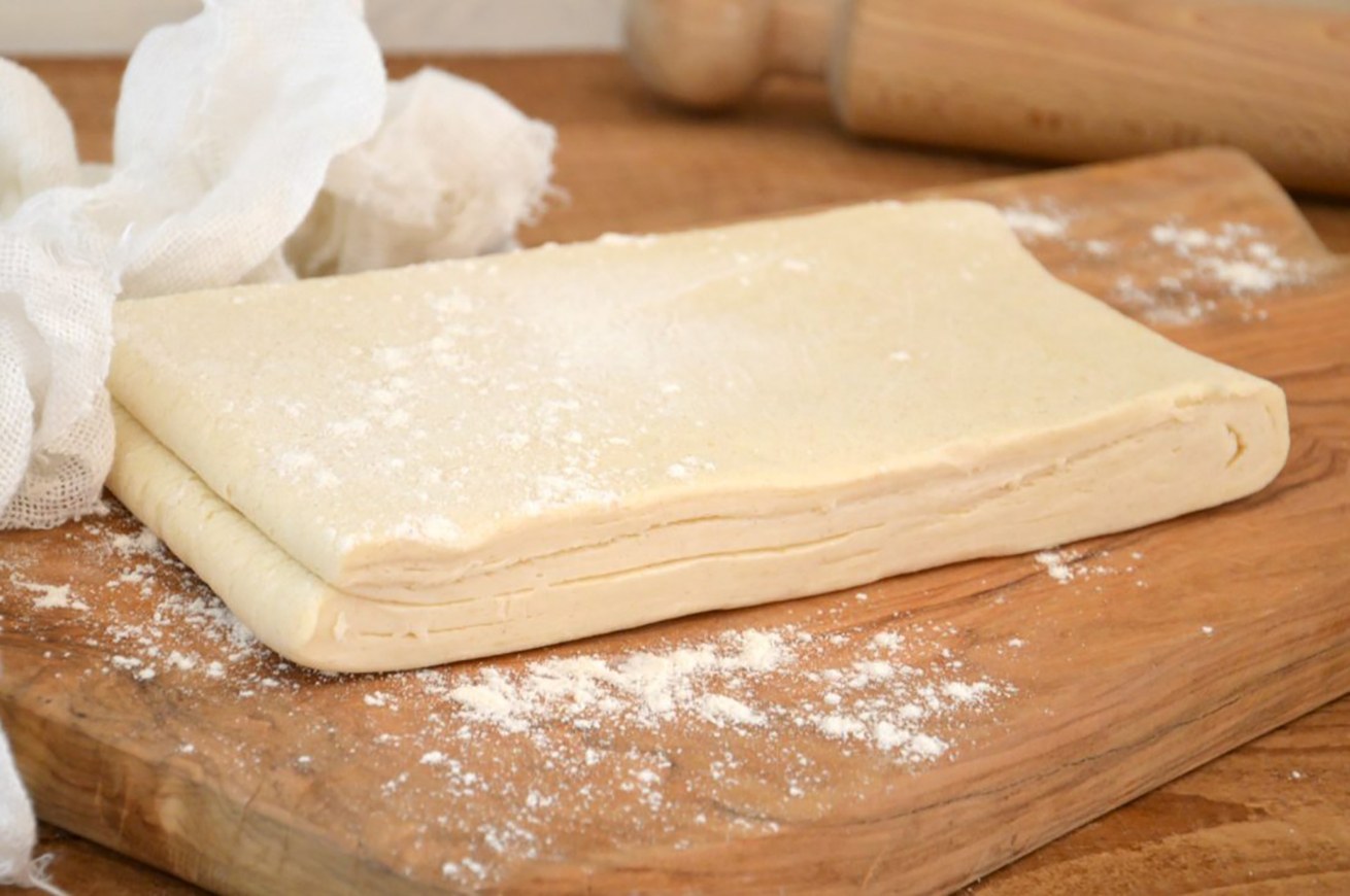 Дрожжевое слоеное тесто в домашних условиях быстрого. Тесто замороженное. Тесто слоеное замороженное. Слоеное тесто полуфабрикат. Теста слаённи замарожне.