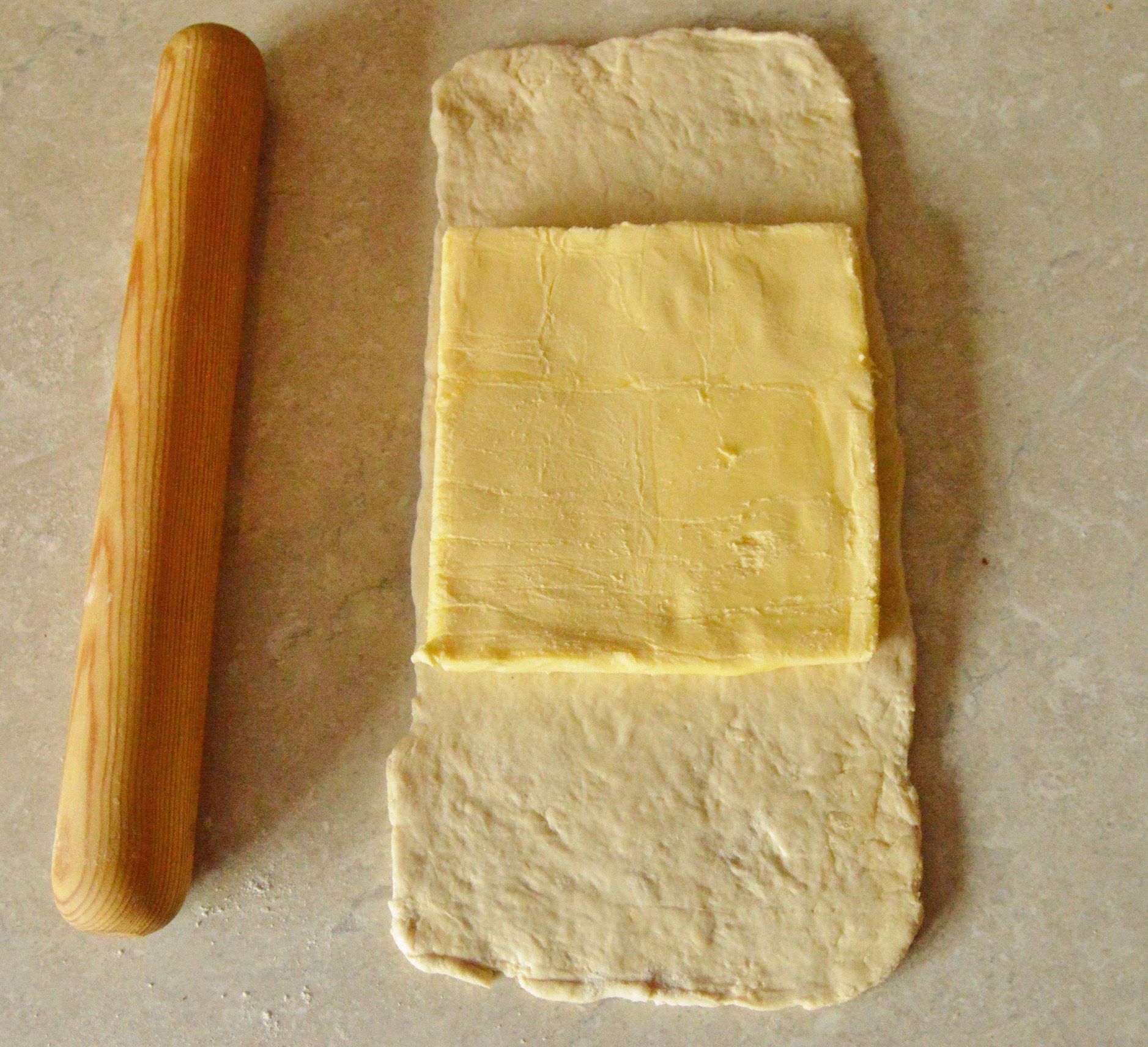 Дрожжевое слоеное тесто в домашних условиях быстрого. Слоеное тесто. Приготовление слоеного теста. Приготовление дрожжевого слоеного теста. Замес дрожжевого слоеного теста.