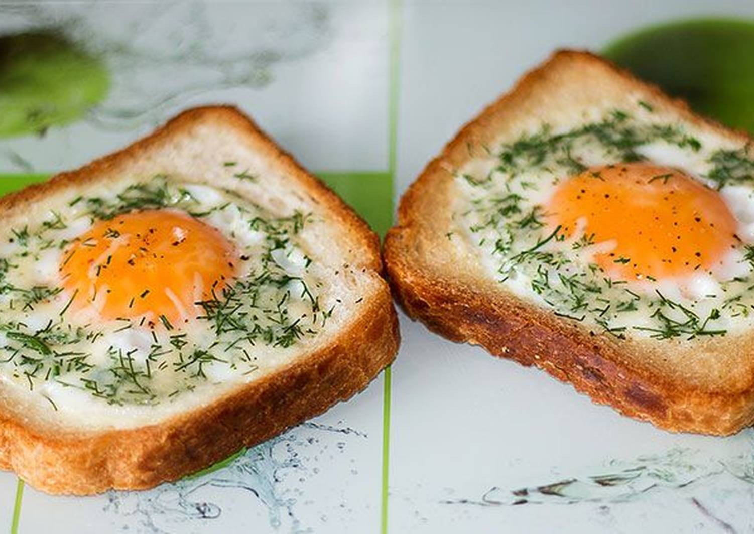 Хлеб с яйцом и сыром на сковороде. Бутерброд с яйцом. Яичница в хлебе. Бутерброды из яиц. Горячие бутерброды с яйцом.