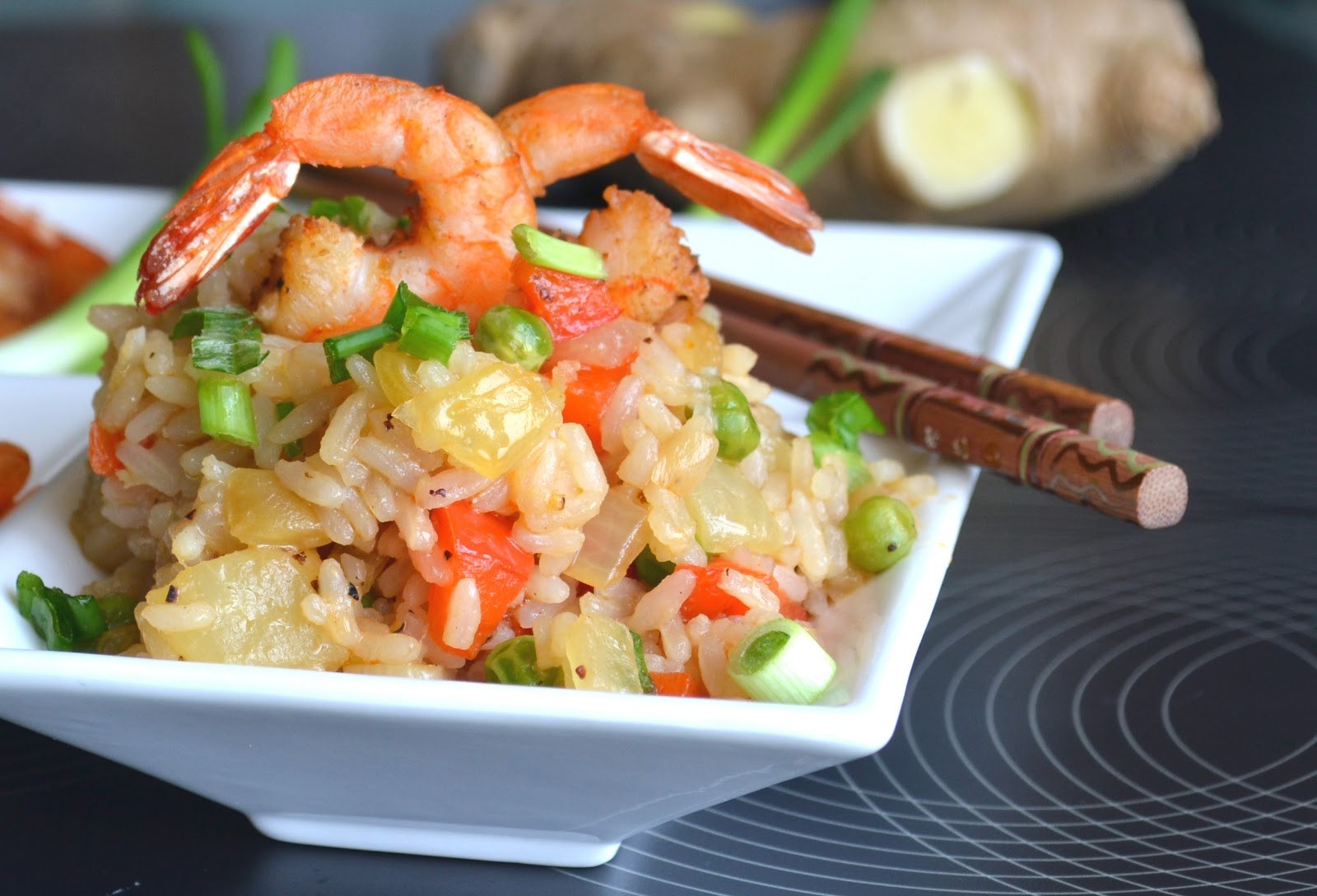 Рис с курицей на сковороде с соевым. Тайский рис с креветками. Тайский рис с морепродуктами. Рис таиландский. Жареный рис с креветками.