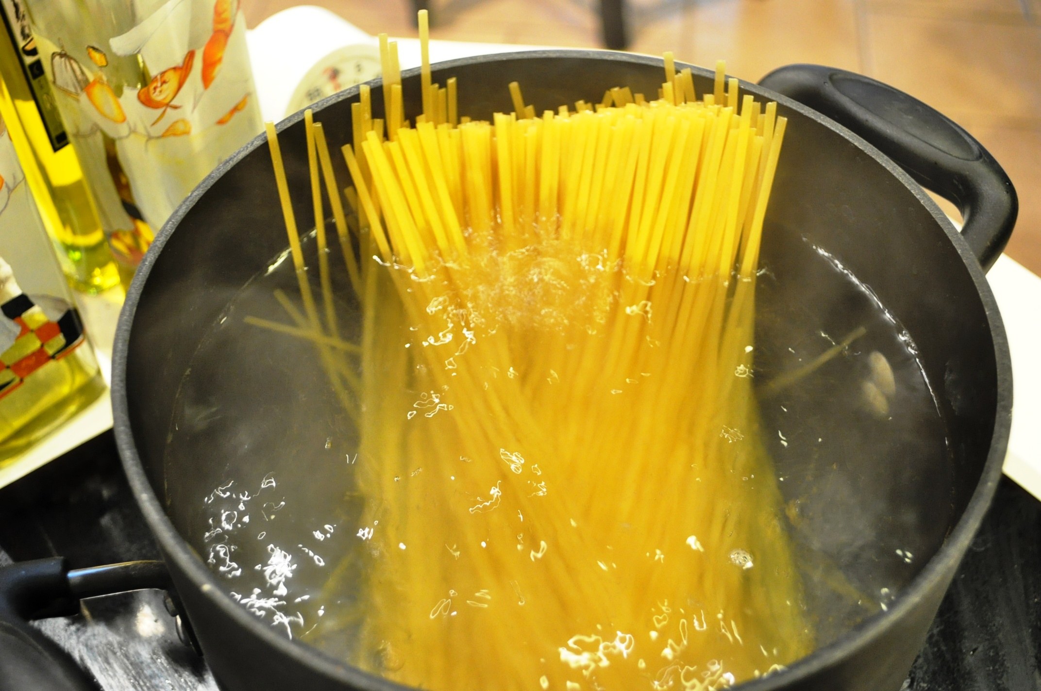 Макароны в кипящую или холодную воду. Макароны в кастрюле. Спагетти вареные. Кастрюля для спагетти. Для варки макарон.