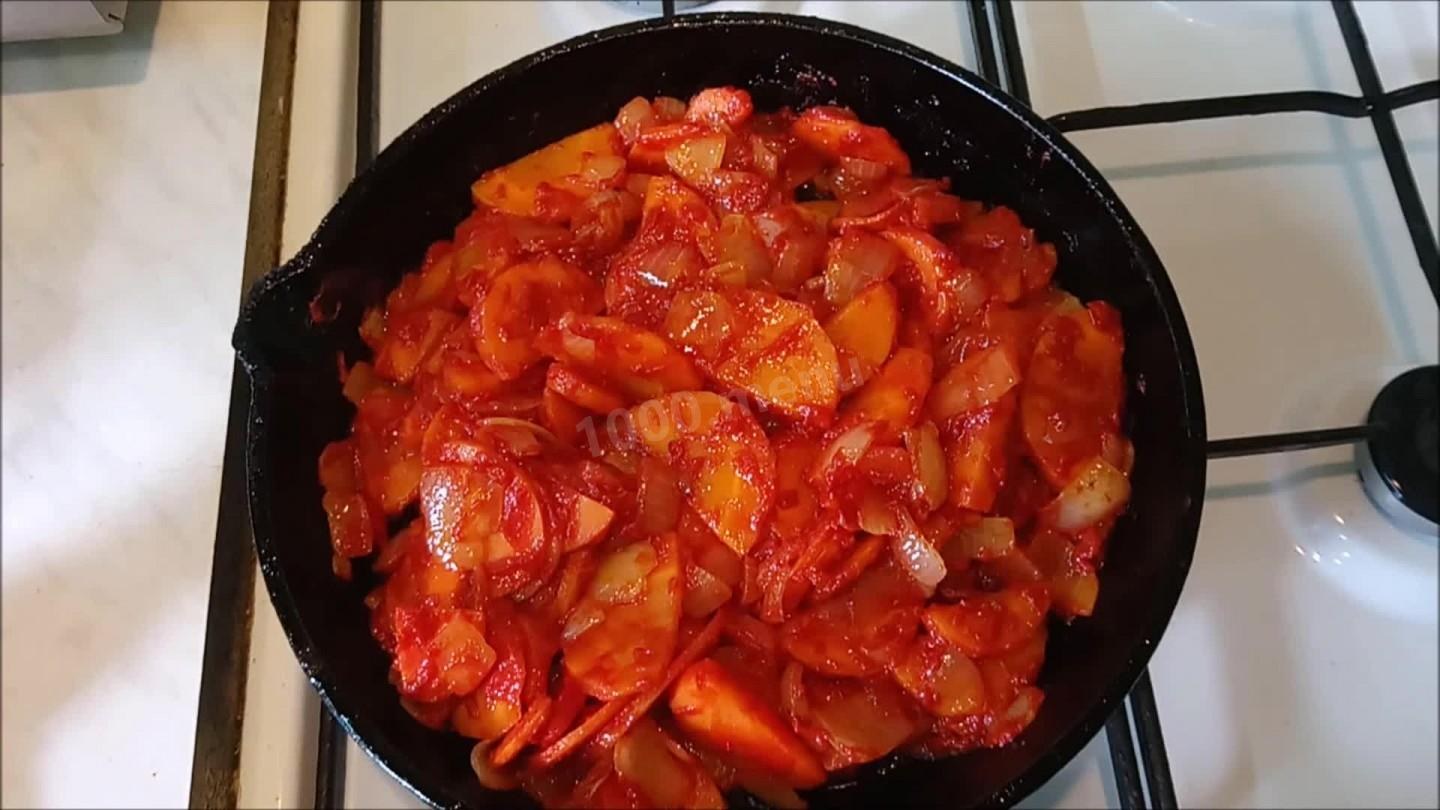 Зажарка для голубцов с томатной пастой. Кабачки морковь лук томатная паста на сковороде. Кабачок с морковкой и томатной пастой не впрок. Печень лук морковь томатная паста
