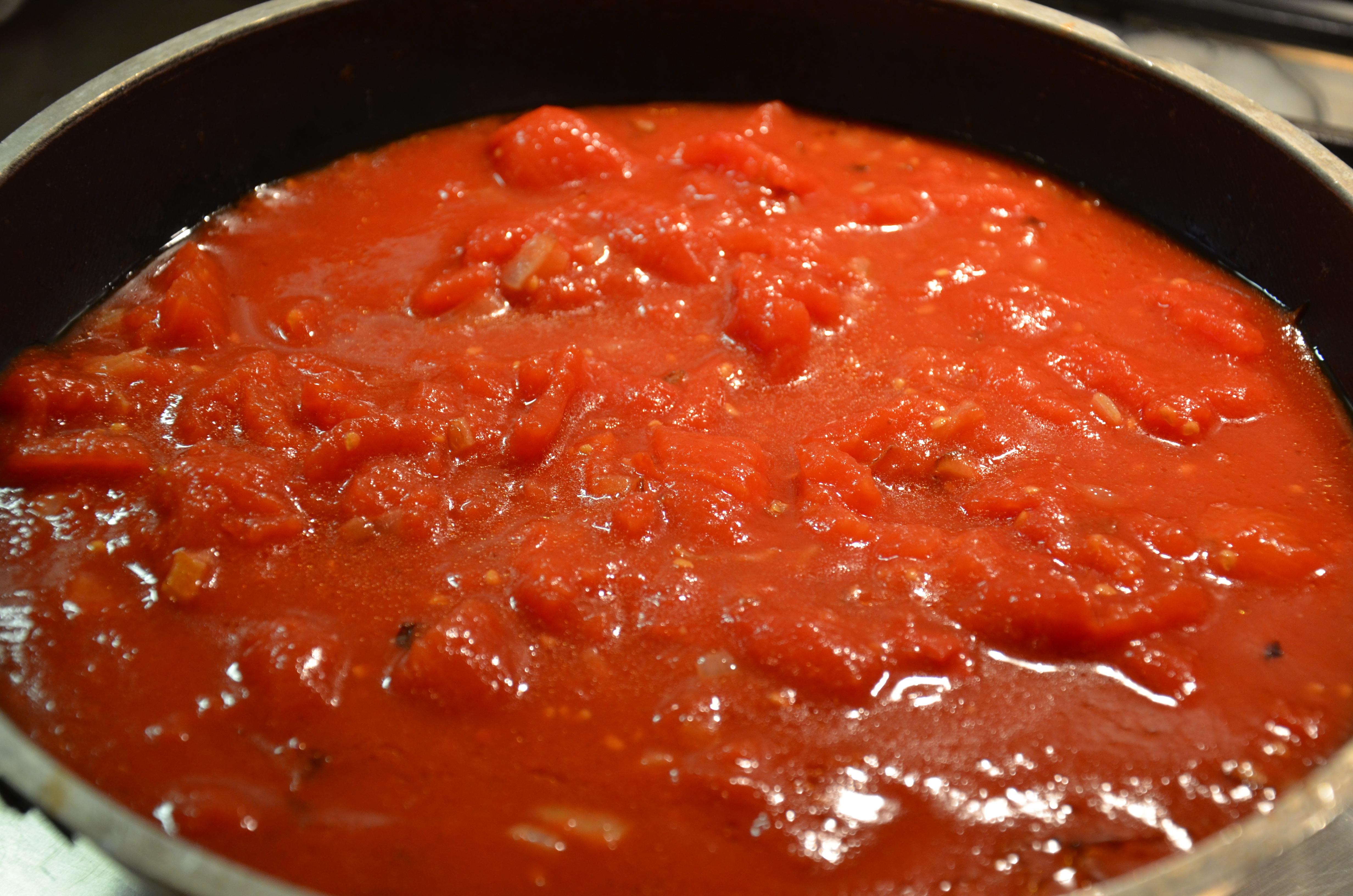 Говядина лук морковь томатная паста рецепт. Пассерование томатного пюре. Овощи в томатном пюре. Пюре с томатной пастой. Соус Помодоро.