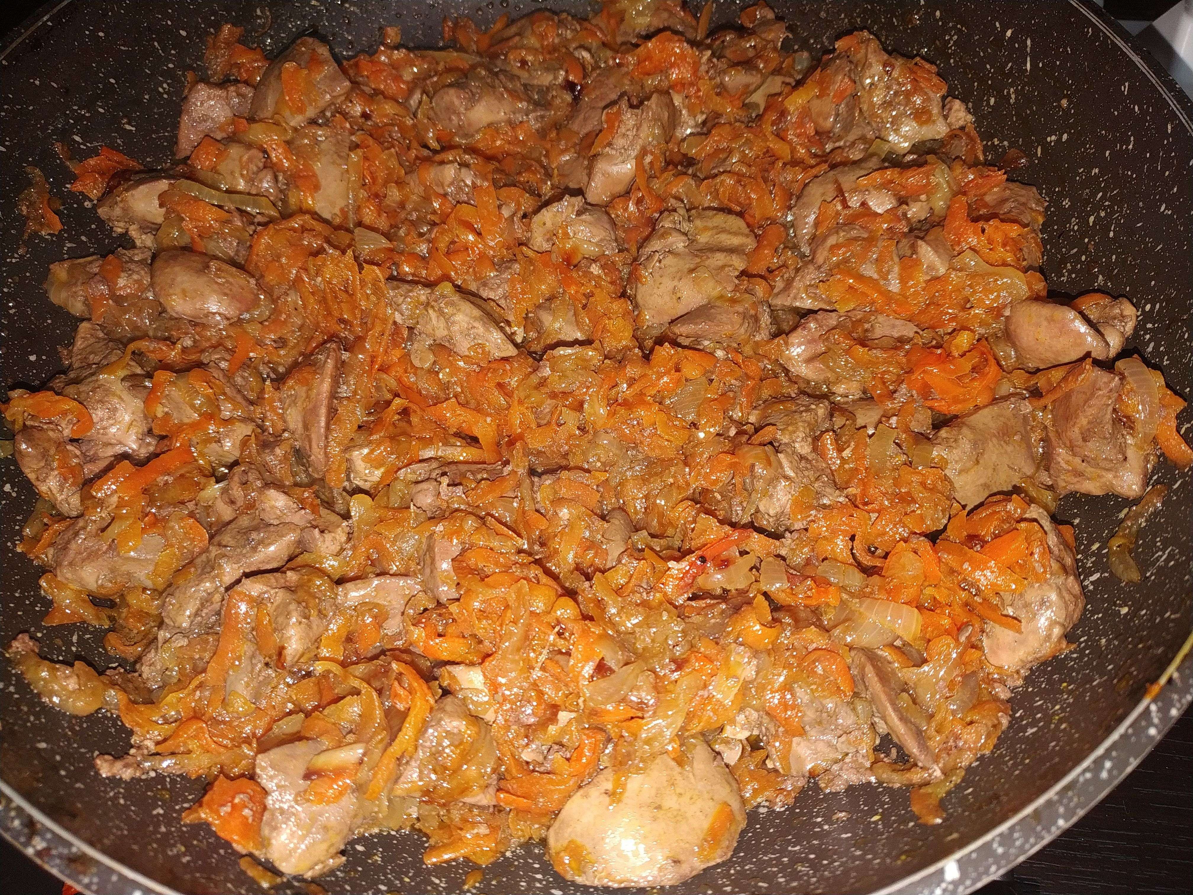 Жареная печень с луком и морковью