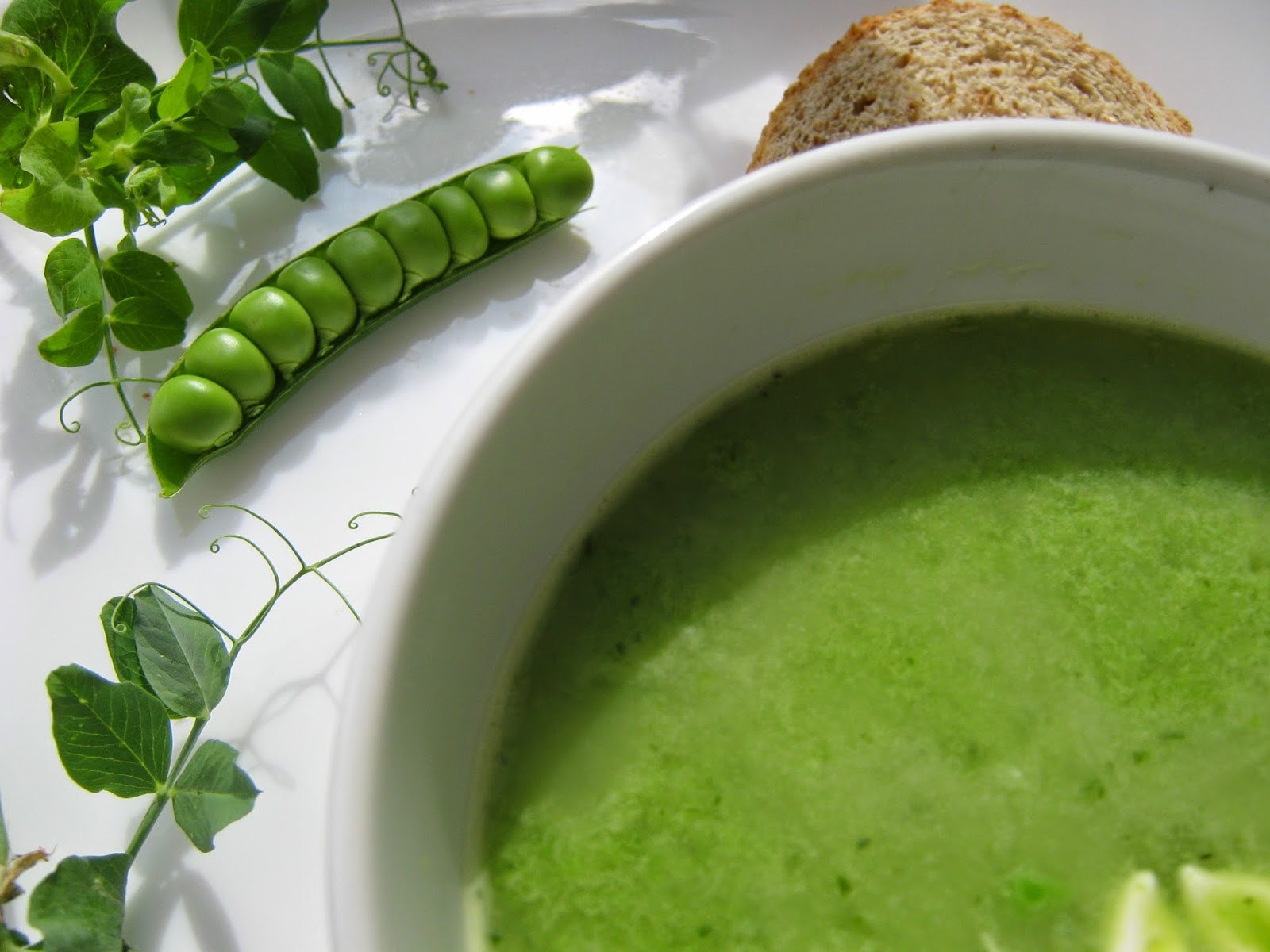Суп из зеленого гороха. Пюре из зеленого горошка с мятой Джейми Оливер. Суп пюре из зел горошка. Суп пюре с зеленым горошком. Зеленый крем суп.