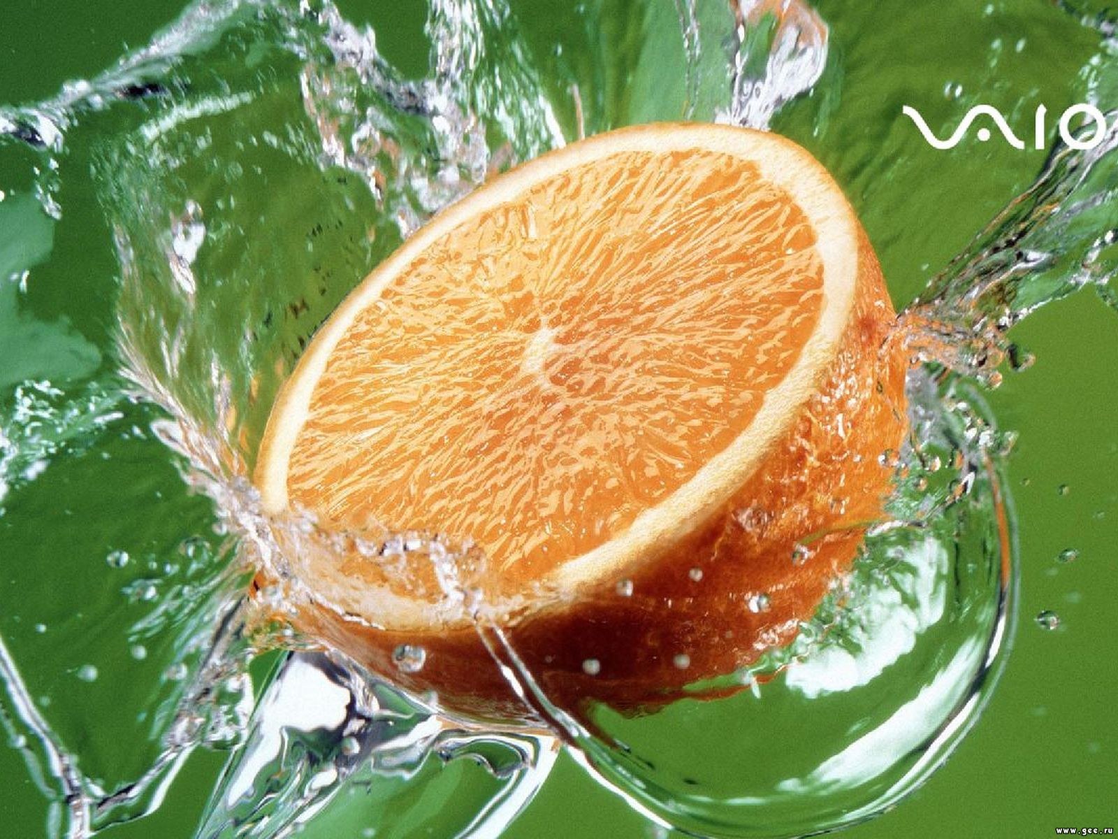 Свежесть фруктов. Сочные фрукты. Апельсин в воде. Сочные фрукты в воде. Сочный апельсин.