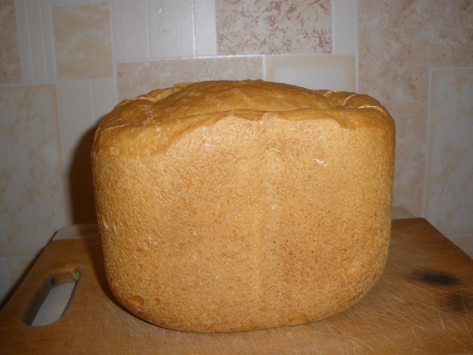 Домашний хлеб на молоке рецепт. Домашний хлеб. Домашний хлеб в хлебопечке. Домашний хлеб на столе. Хлеб домашний на молоке.