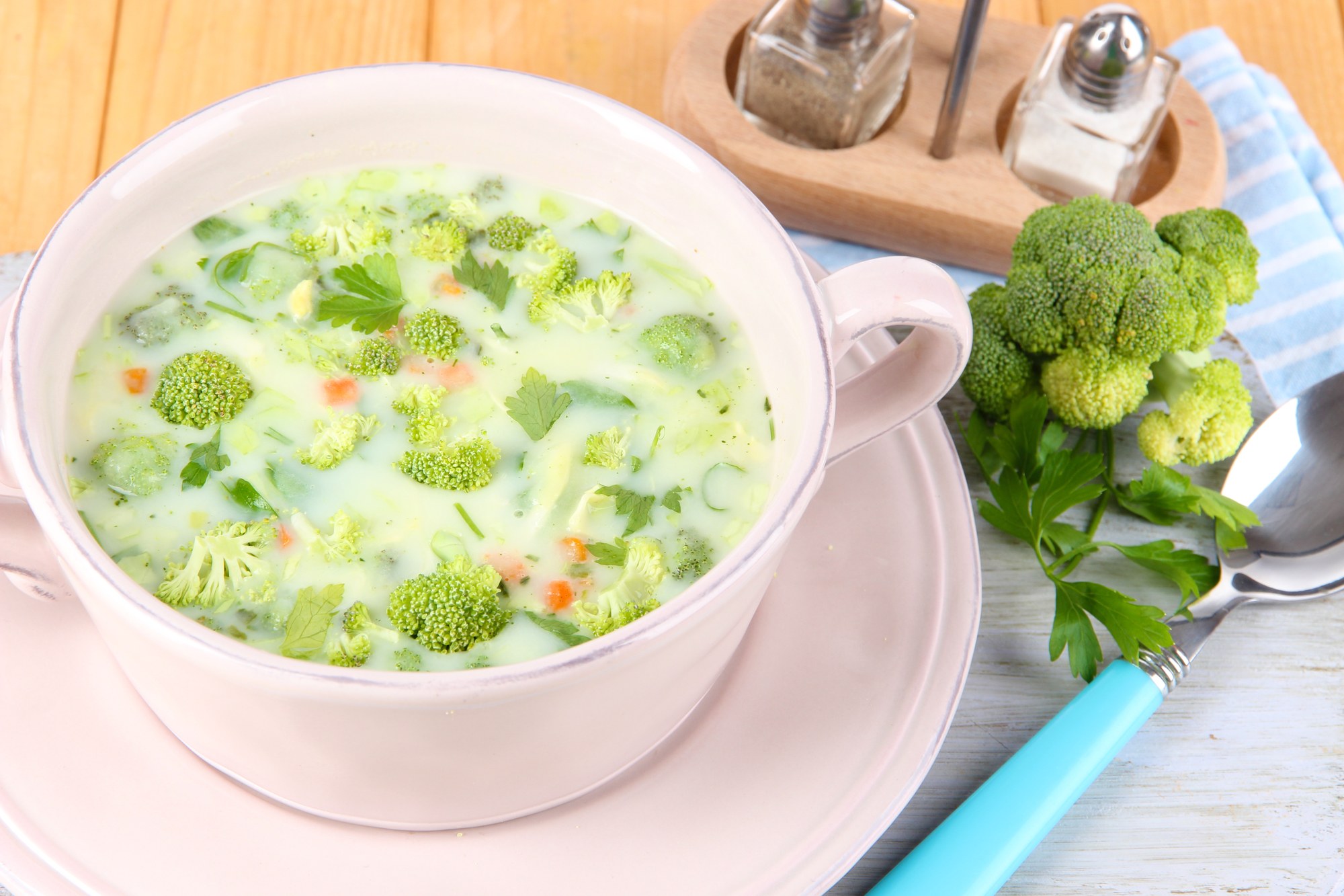 Рецепты брокколи сливки пюре. Суп с капустой брокколи. Овощной суп с брокколи. Сливочный суп с брокколи. Овощной супчик с брокколи.
