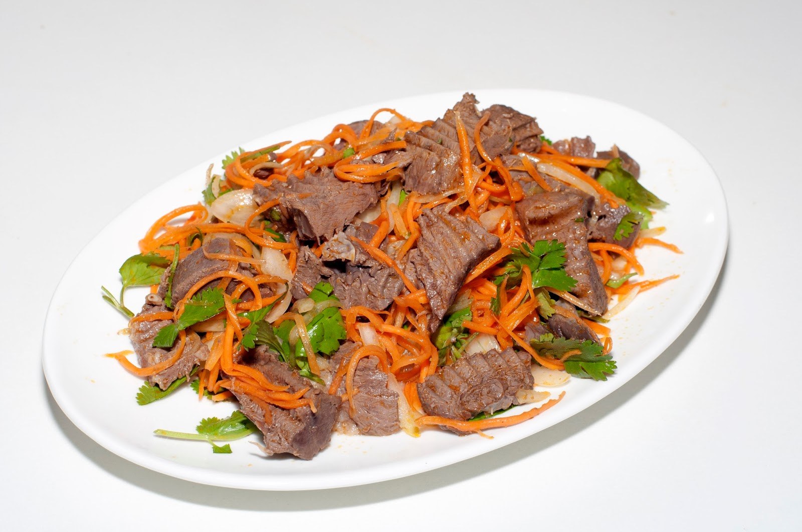 Мясо по корейски рецепт с морковью. Хе по корейски из говядины. Корейский салат Хе. Хе с говядиной по-корейски. Мясной Хе салат.
