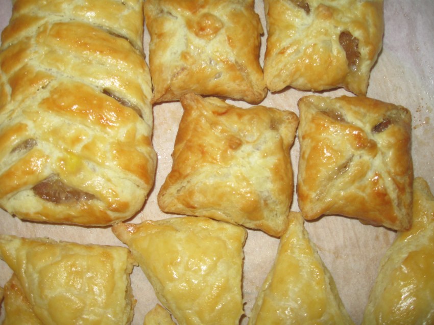 Слоеные пирожки с ветчиной и луком